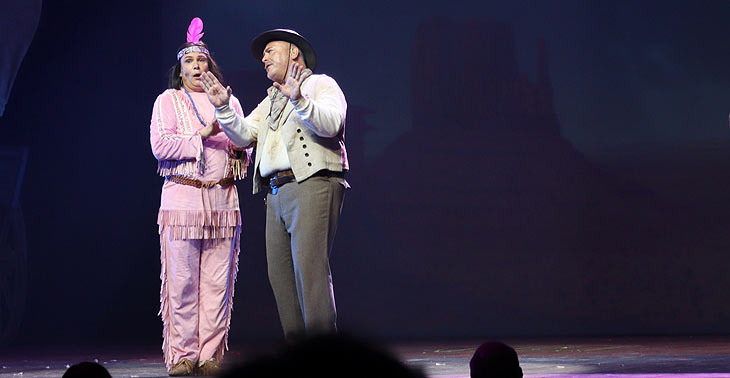 "Winnetouch" Marc Seitz und Hombre "Martin Berger" Premiere "Schuh des Manitu" im Deutschen Theater am 14.10.2021 (©Fptp: Martin Schmitz)